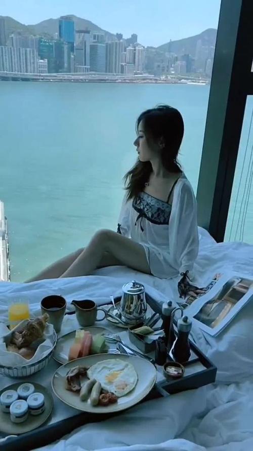 戴自动蝴蝶去上班感受